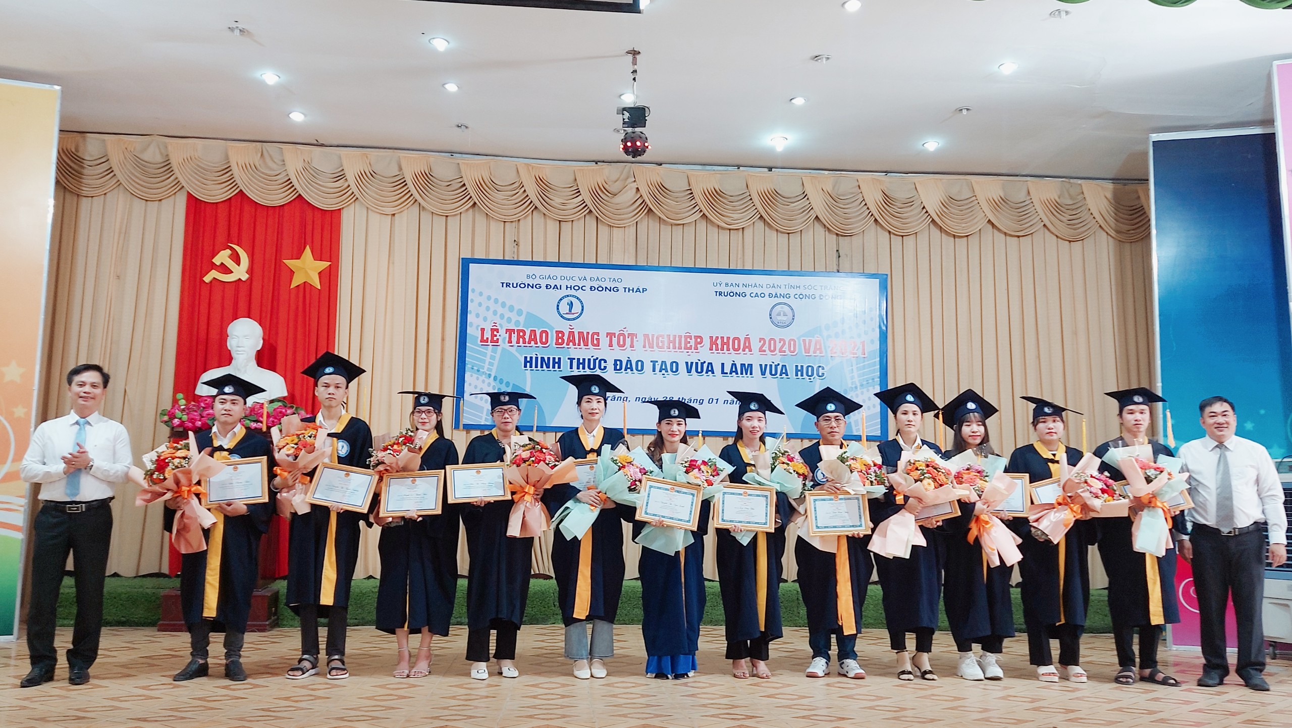 Lễ bế giảng và trao bằng tốt nghiệp các lớp Đại học hệ VLVH Khóa 2020 và Khóa 2021